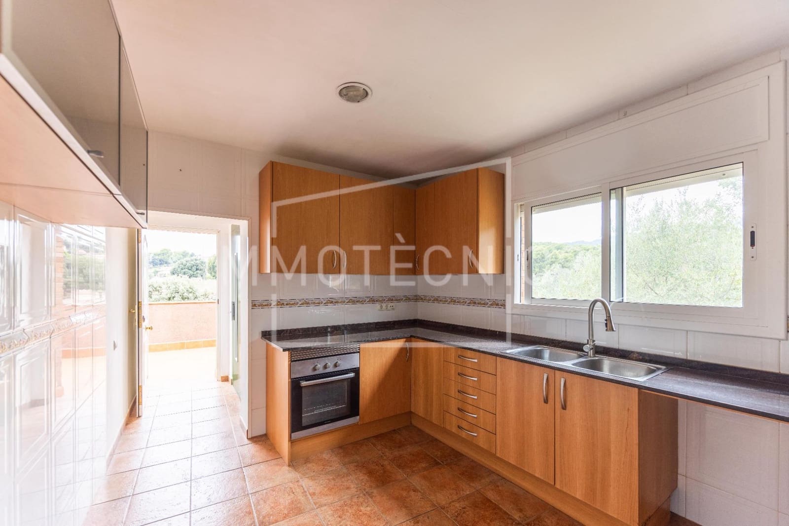 5 bedroom Villa for sale in Canoves i Samalus with garage - € 399,000 (Ref: 10120042)