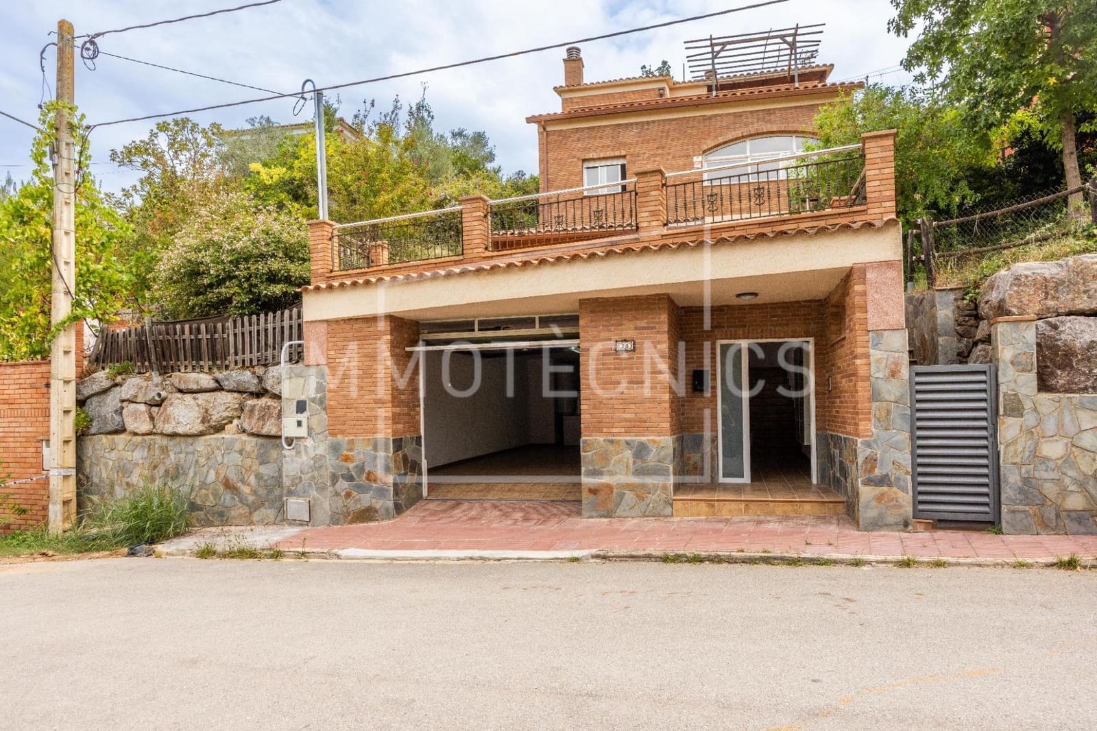5 bedroom Villa for sale in Canoves i Samalus with garage - € 399,000 (Ref: 10120042)