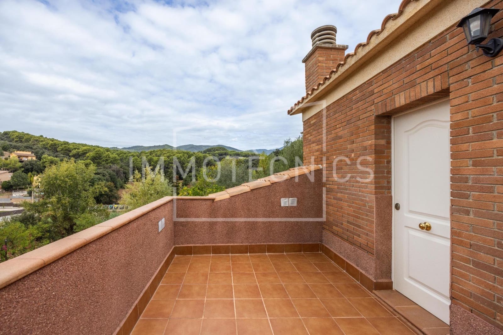 5 bedroom Villa for sale in Canoves i Samalus with garage - € 399,000 (Ref: 10120042)