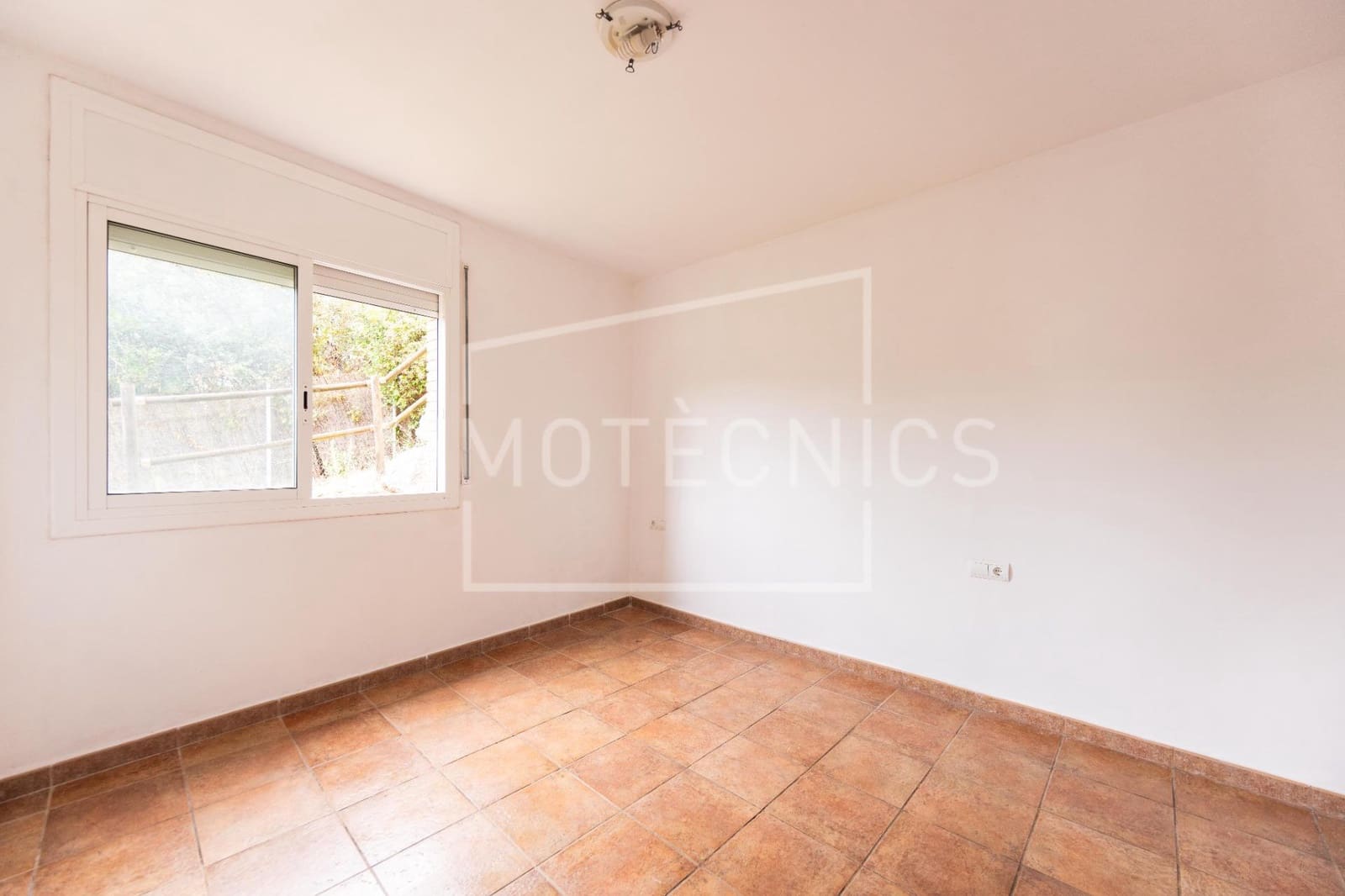 5 bedroom Villa for sale in Canoves i Samalus with garage - € 399,000 (Ref: 10120042)