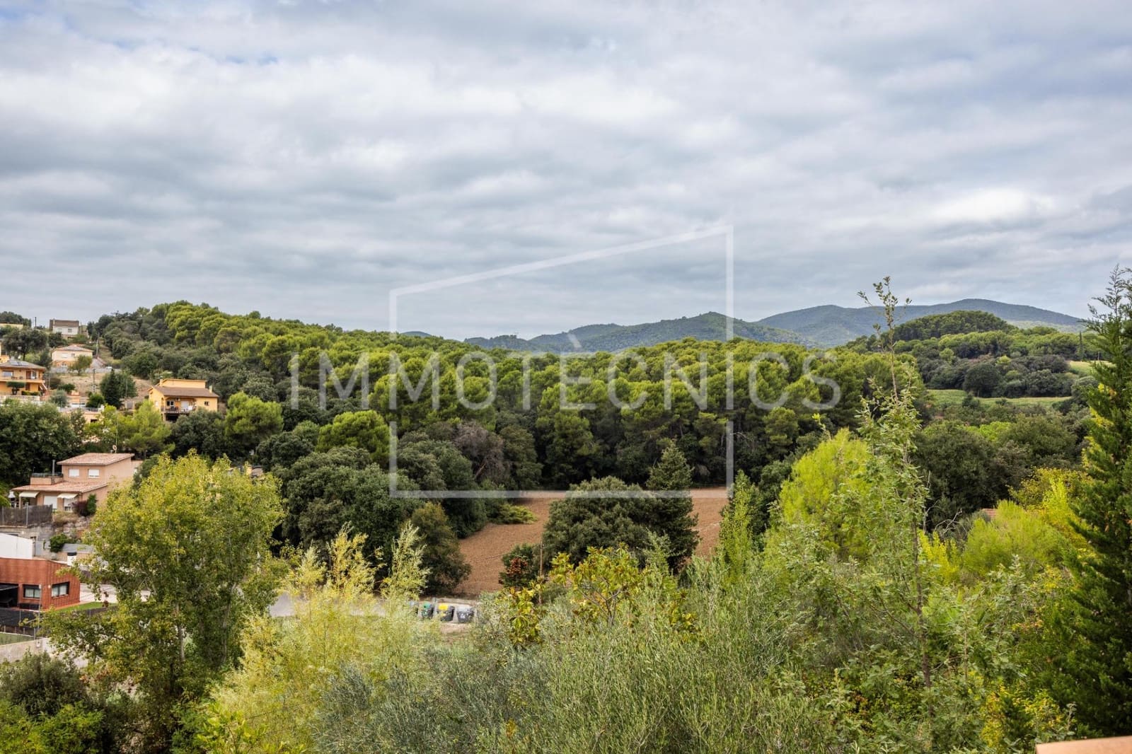 5 bedroom Villa for sale in Canoves i Samalus with garage - € 399,000 (Ref: 10120042)