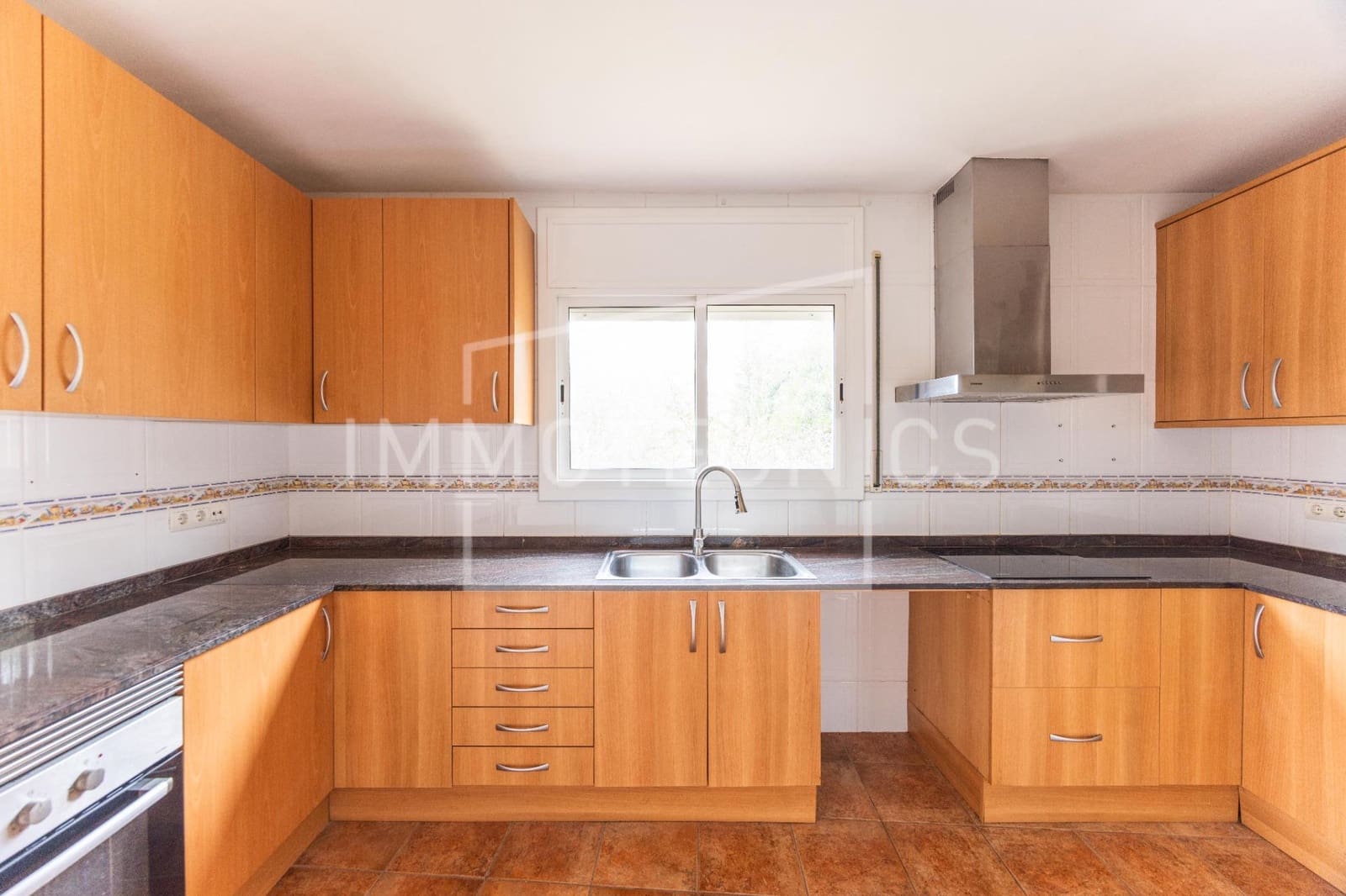 5 bedroom Villa for sale in Canoves i Samalus with garage - € 399,000 (Ref: 10120042)