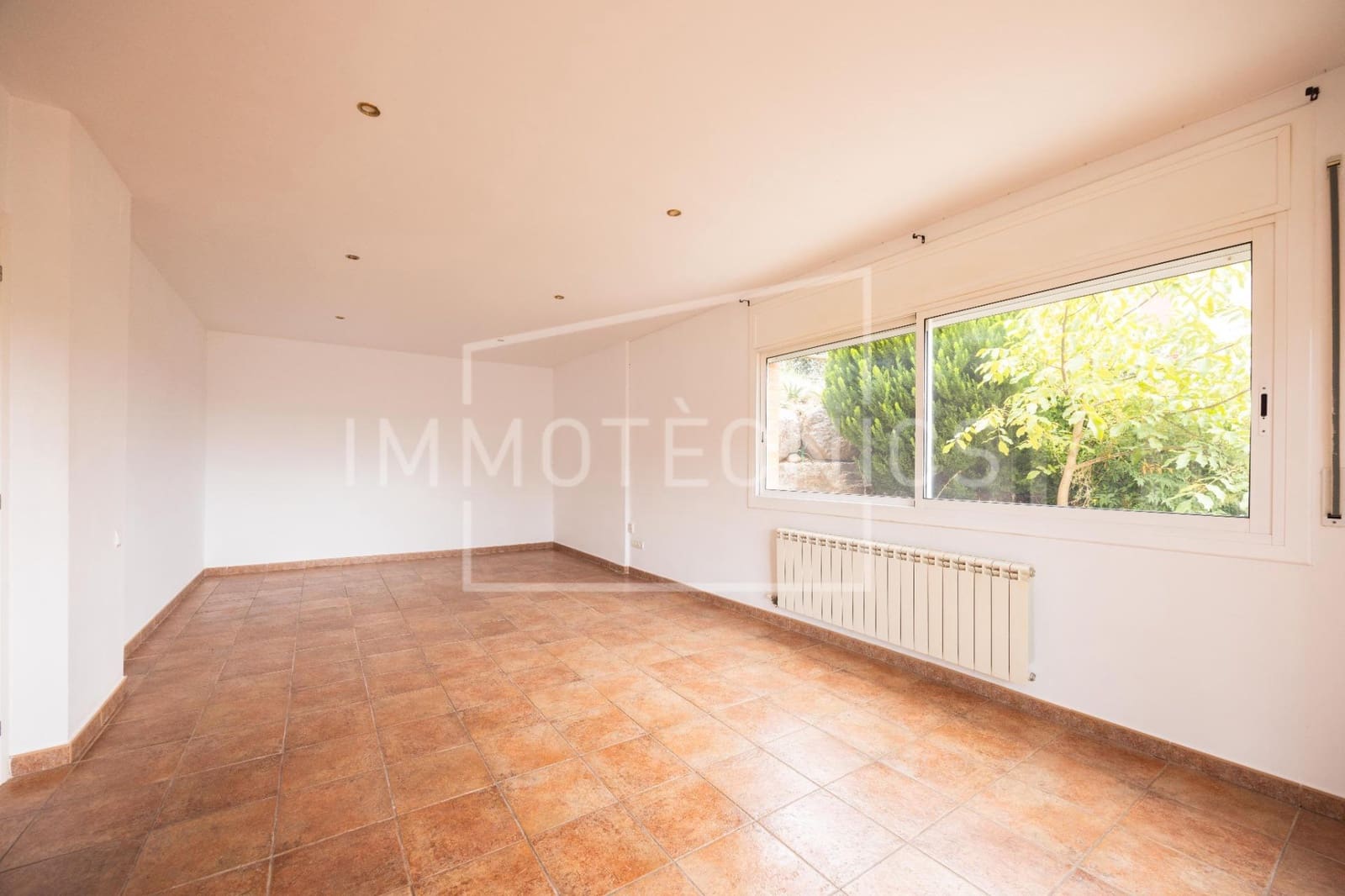 5 bedroom Villa for sale in Canoves i Samalus with garage - € 399,000 (Ref: 10120042)