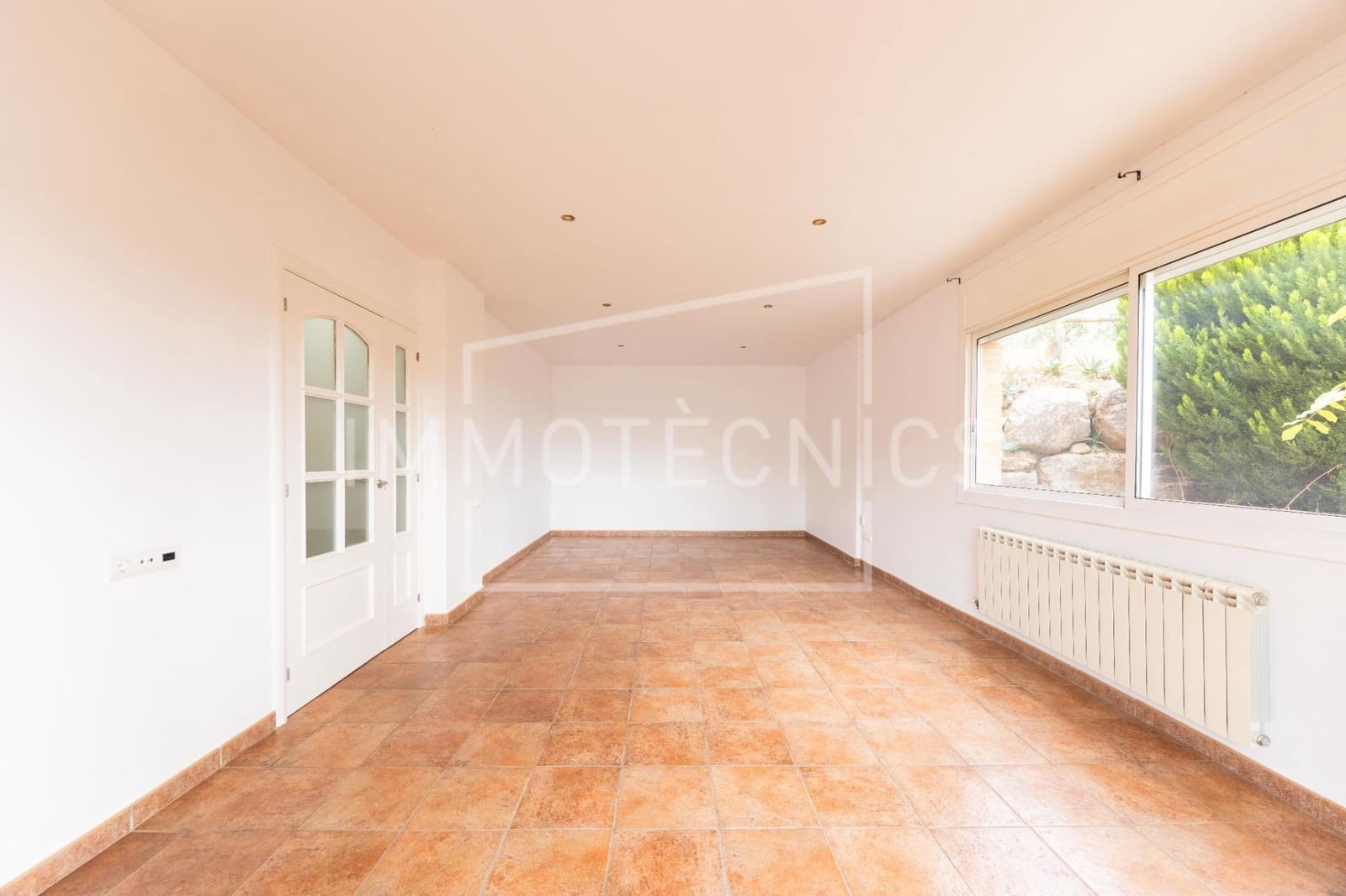 5 bedroom Villa for sale in Canoves i Samalus with garage - € 399,000 (Ref: 10120042)