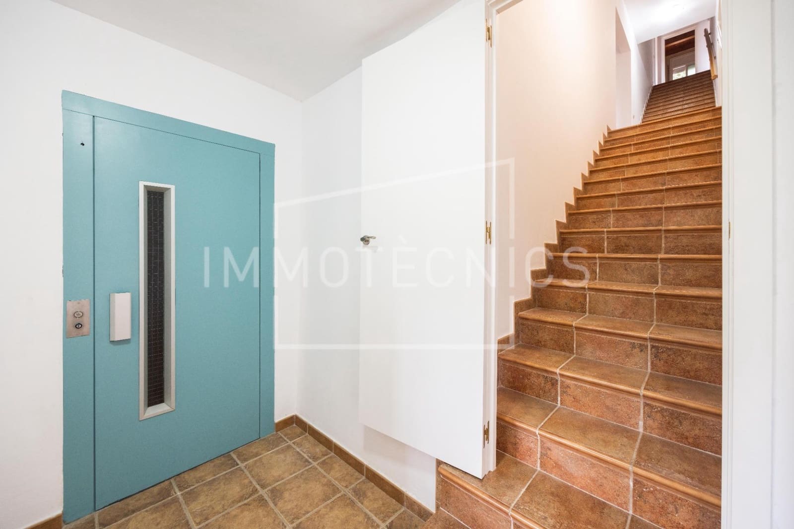 5 bedroom Villa for sale in Canoves i Samalus with garage - € 399,000 (Ref: 10120042)