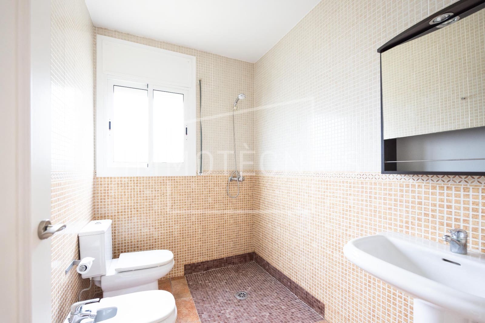 5 bedroom Villa for sale in Canoves i Samalus with garage - € 399,000 (Ref: 10120042)