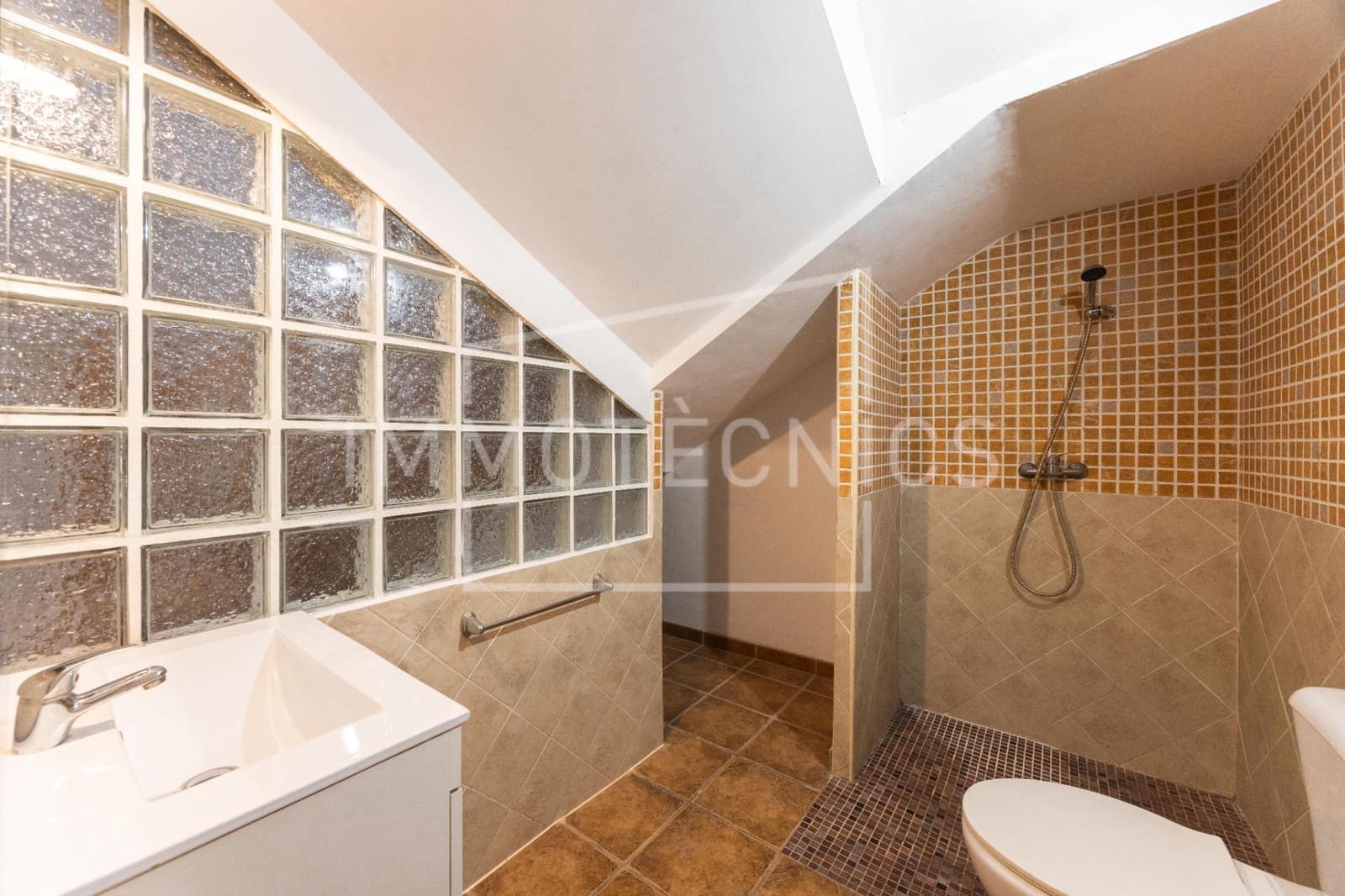5 bedroom Villa for sale in Canoves i Samalus with garage - € 399,000 (Ref: 10120042)