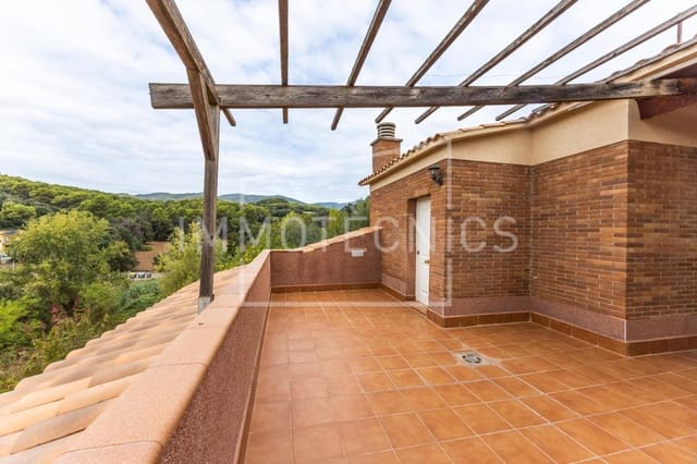 5 bedroom Villa for sale in Cànoves i Samalús with garage - € 399,000 (Ref: 10120042)
