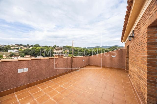 5 bedroom Villa for sale in Cànoves i Samalús with garage - € 399,000 (Ref: 10120042)