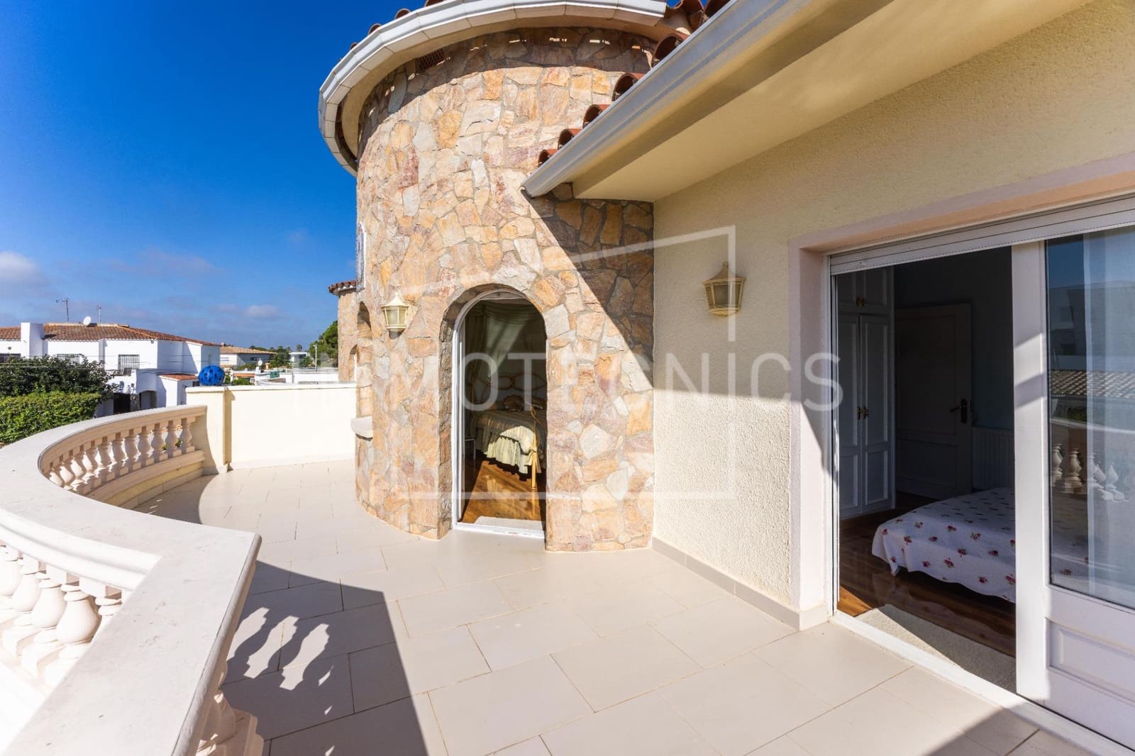 4 bedroom Villa for sale in Empuriabrava with pool garage - € 495,000 (Ref: 10165174)