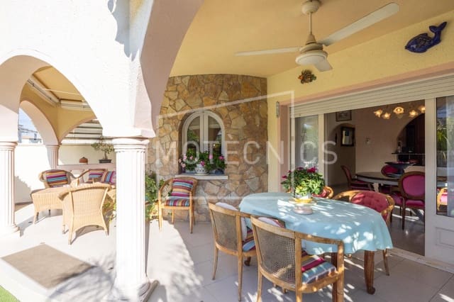 4 bedroom Villa for sale in Empuriabrava, Castelló d'Empúries with pool garage - € 495,000 (Ref: 10165174)