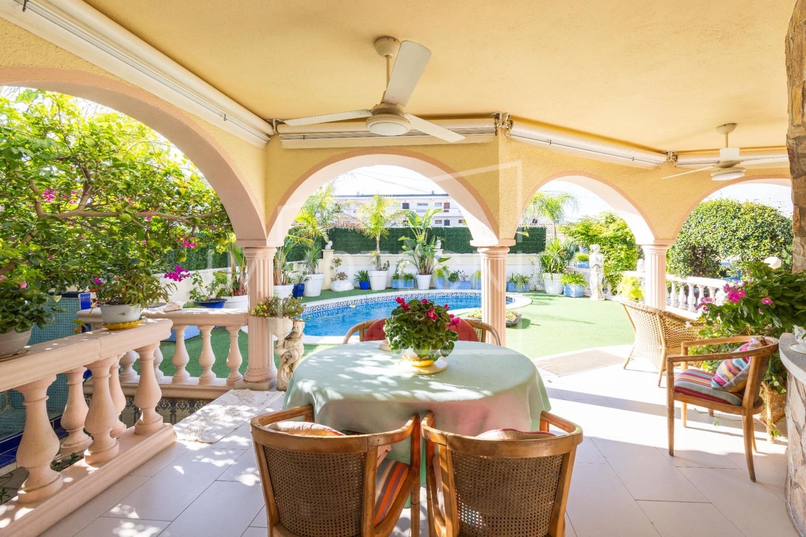 4 bedroom Villa for sale in Empuriabrava with pool garage - € 495,000 (Ref: 10165174)