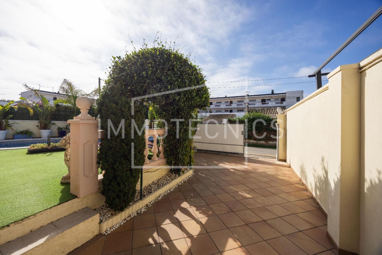 4 bedroom Villa for sale in Empuriabrava with pool garage - € 495,000 (Ref: 10165174)