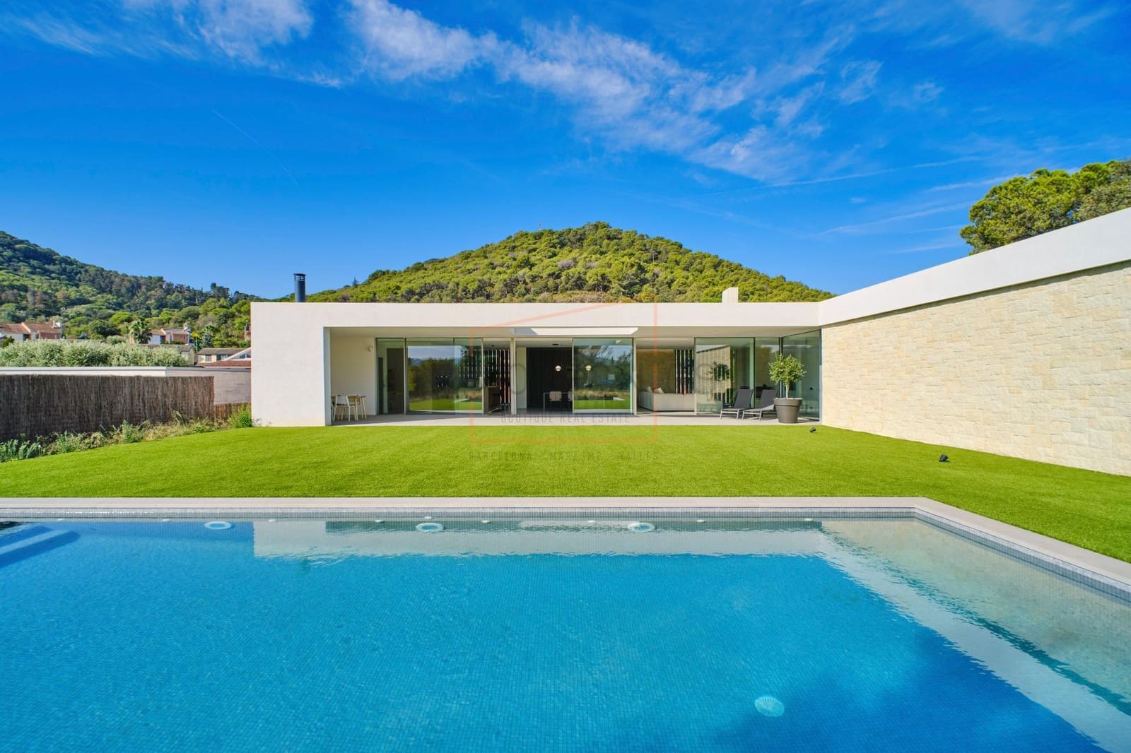 4 soveværelse Villa til salg i Vallromanes med swimmingpool garage - € 1.350.000 (Ref: 9602731)