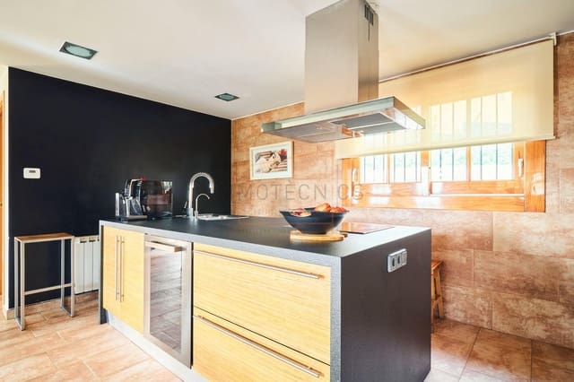 4 sypialnia Willa na sprzedaż w Les Franqueses del Vallès z basenem garażem - 459 000 € (Ref: 9602732)