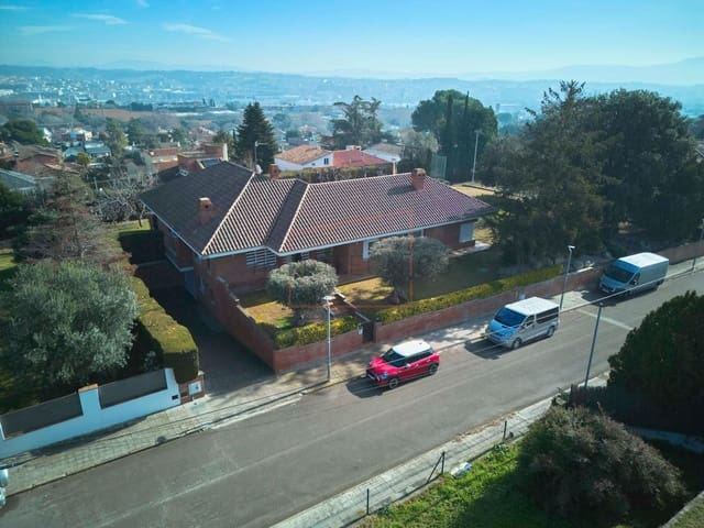 Chalet de 6 habitaciones en Canovelles en venta con piscina garaje - 750.000 € (Ref: 9602734)