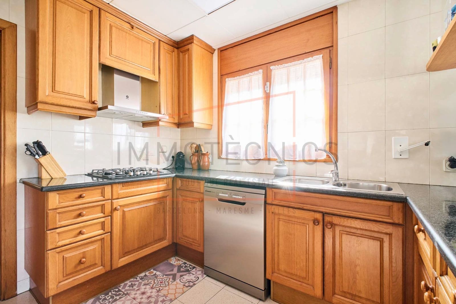 6 bedroom Villa for sale in Canet de Mar with pool garage - € 800,000 (Ref: 9602736)