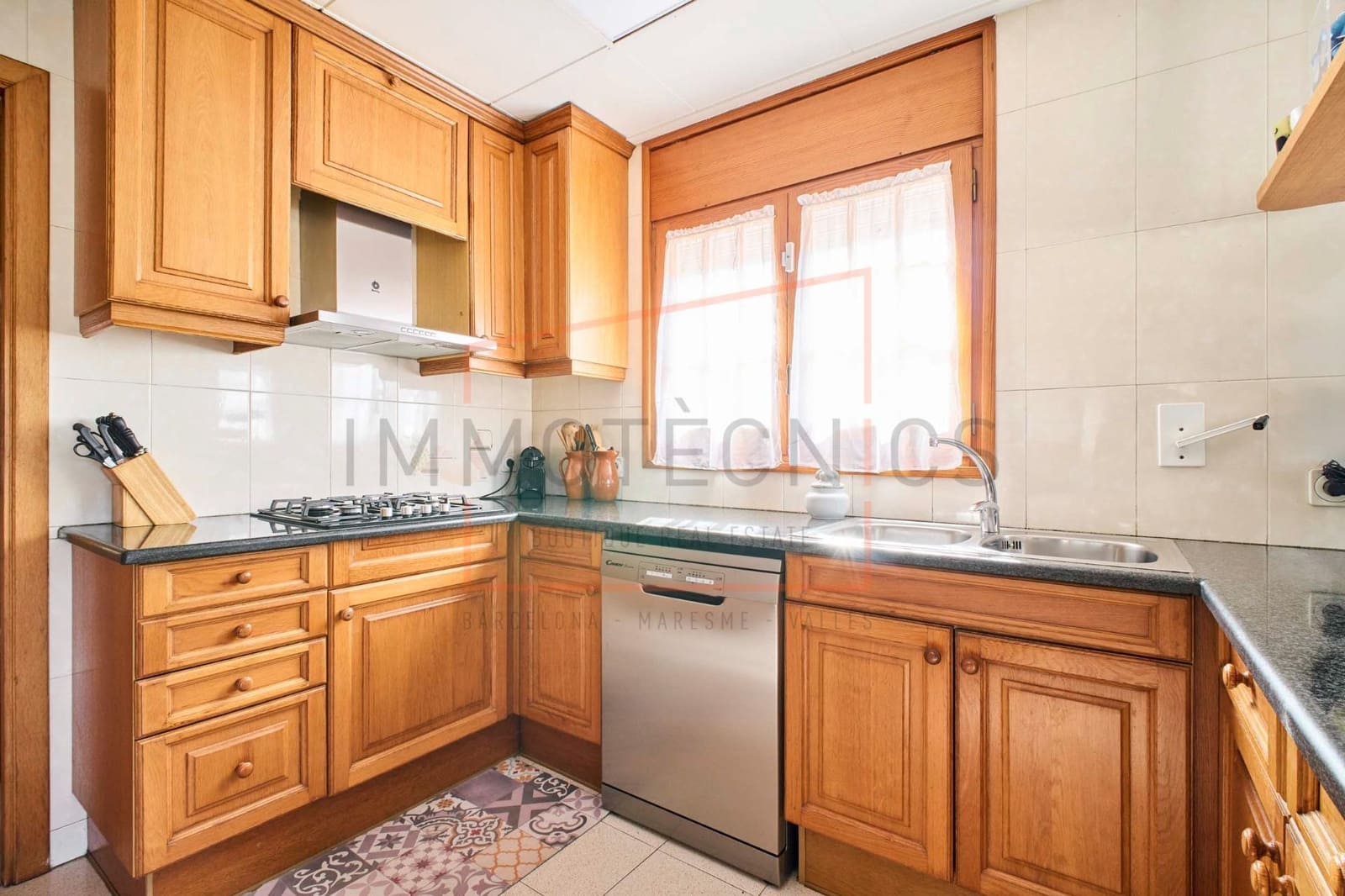 6 bedroom Villa for sale in Canet de Mar with pool garage - € 800,000 (Ref: 9602736)