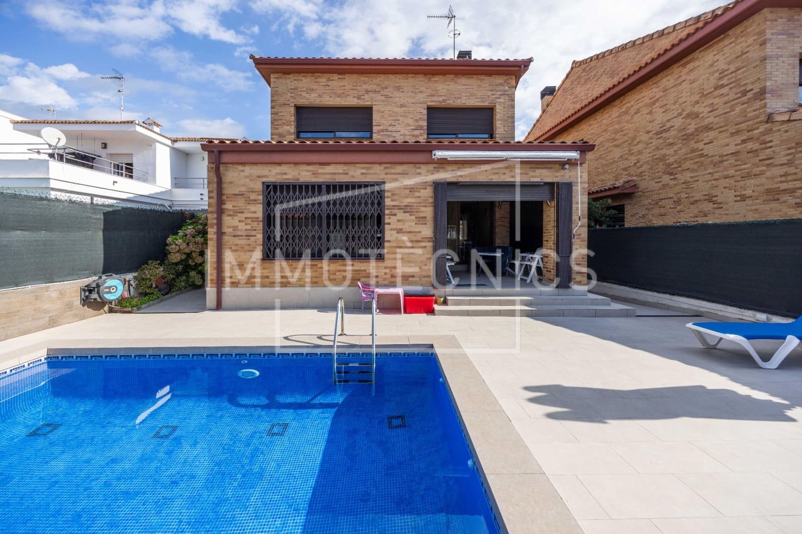 5 makuuhuone Huvila myytävänä paikassa Pineda de Mar mukana uima-altaan 
autotalli - 750 000 € (Ref: 9602752)