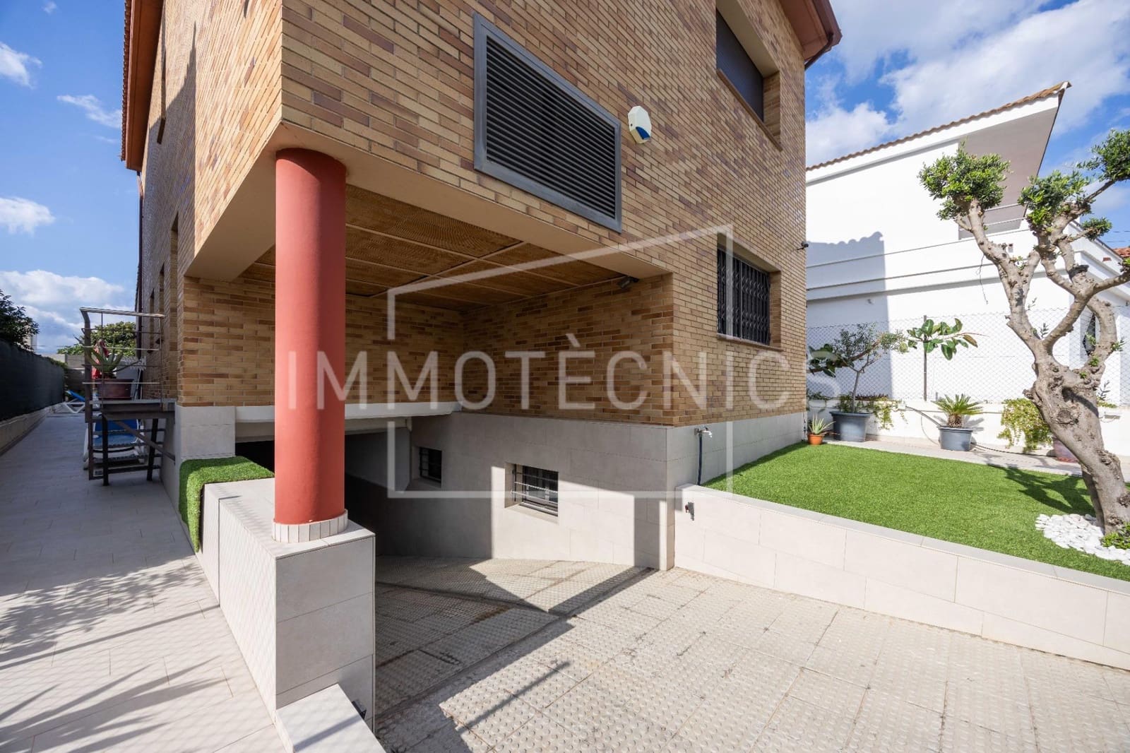 5 makuuhuone Huvila myytävänä paikassa Pineda de Mar mukana uima-altaan 
autotalli - 750 000 € (Ref: 9602752)