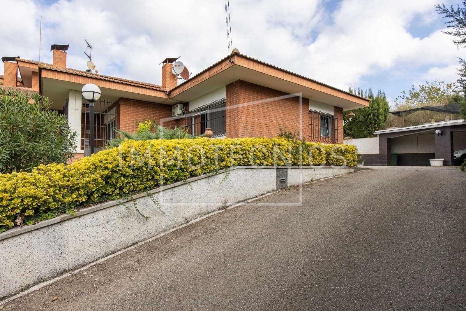 18 soveværelse Finca/Landehus til salg i Llica de Vall med swimmingpool garage - € 1.700.000 (Ref: 9602758)