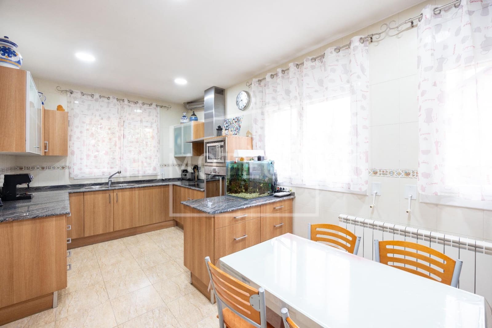 4 bedroom Villa for sale in Canovelles with pool garage - € 530,000 (Ref: 9602770)