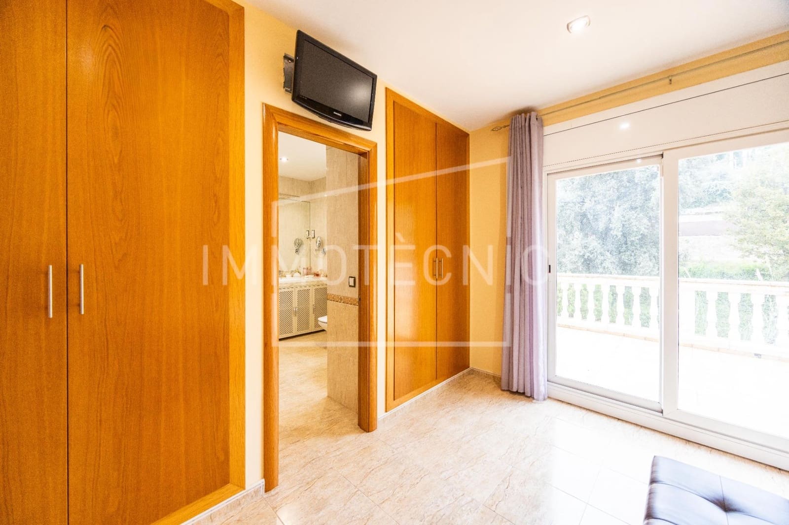 4 bedroom Villa for sale in Canovelles with pool garage - € 530,000 (Ref: 9602770)