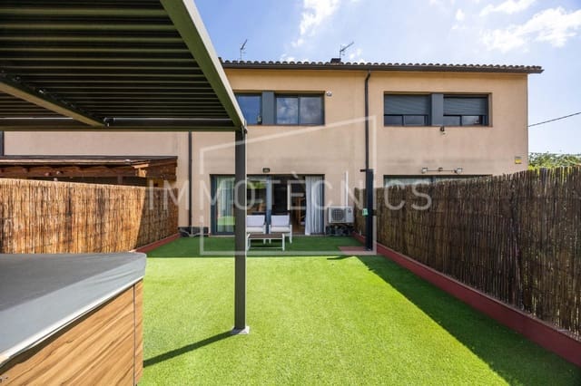 3 chambre Villa/Maison Mitoyenne à vendre à Gualba avec garage - 345 000 € (Ref: 9608199)