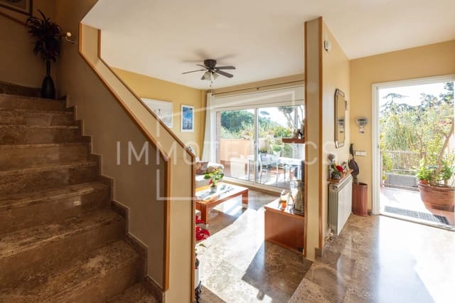 4 bedroom Terraced Villa for sale in Canet de Mar with garage - € 550,000 (Ref: 9616024)