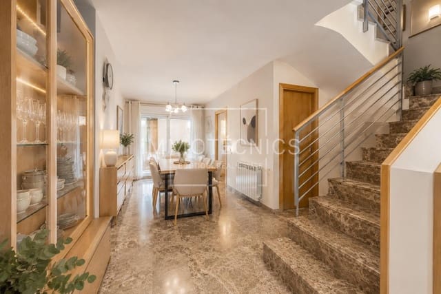 4 slaapkamer Rijtjeshuis te koop in Canet de Mar met garage - € 550.000 (Ref: 9616024)