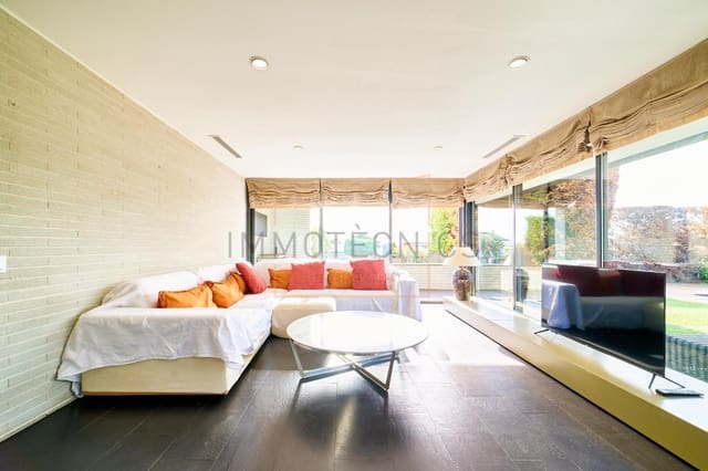 4 bedroom Villa for rent in Canovelles with pool garage - € 2,660 (Ref: 9695475)