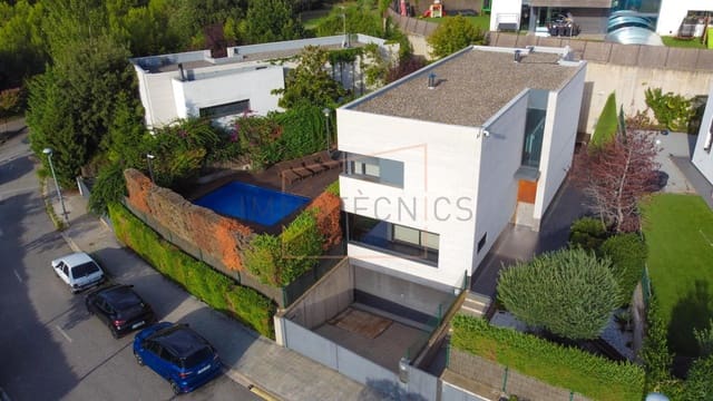 4 bedroom Villa for rent in Canovelles with pool garage - € 2,660 (Ref: 9695475)