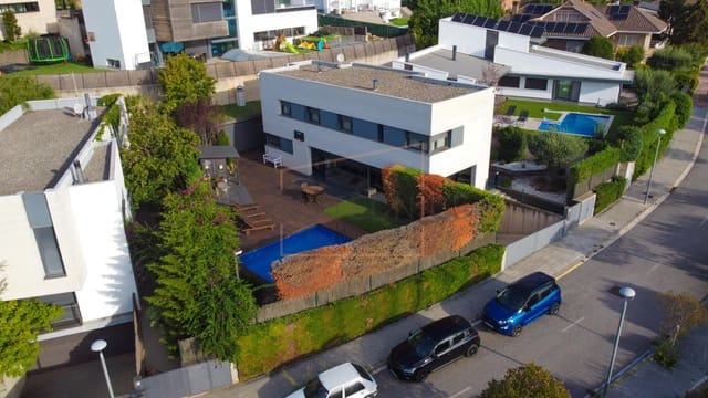 4 bedroom Villa for rent in Canovelles with pool garage - € 2,660 (Ref: 9695475)