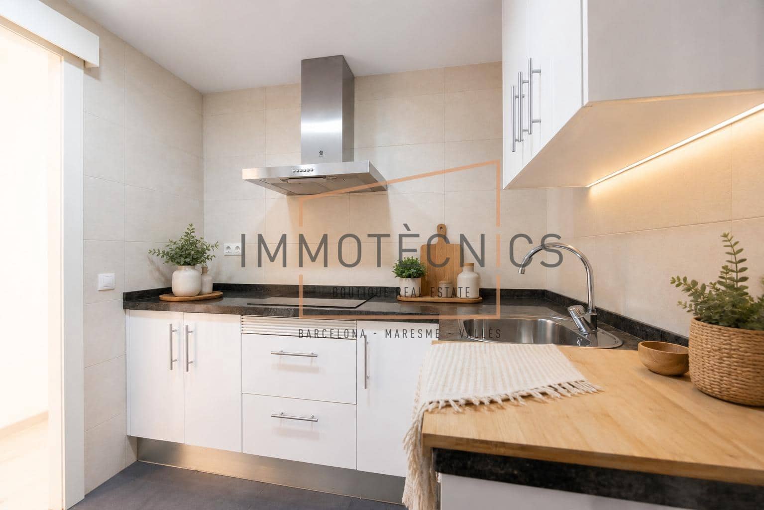 3 bedroom Flat for sale in Barcelona city - € 398,000 (Ref: 9851895)