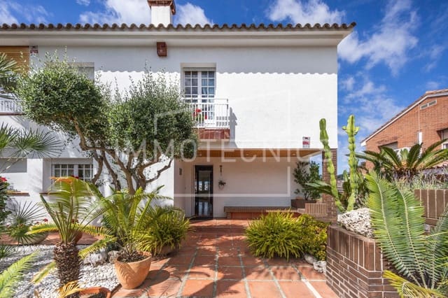 4 bedroom Villa for sale in Canet de Mar with pool garage - € 790,000 (Ref: 9890522)