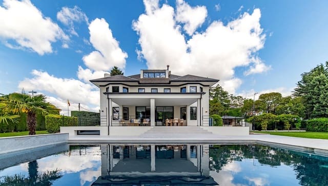 6 bedroom Villa for sale in Boadilla del Monte with pool garage - € 3,400,000 (Ref: 9942651)