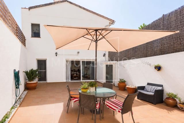 4 soveværelse Byhus til salg i Canet de Mar med garage - € 465.000 (Ref: 9966738)
