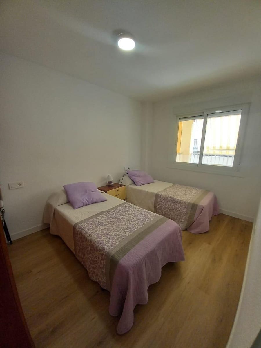 4 slaapkamer Appartement te huur in Guardamar del Segura - € 1.100 (Ref: 9437867)