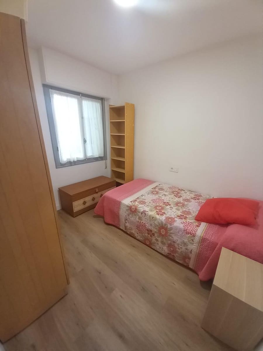 4 slaapkamer Appartement te huur in Guardamar del Segura - € 1.100 (Ref: 9437867)
