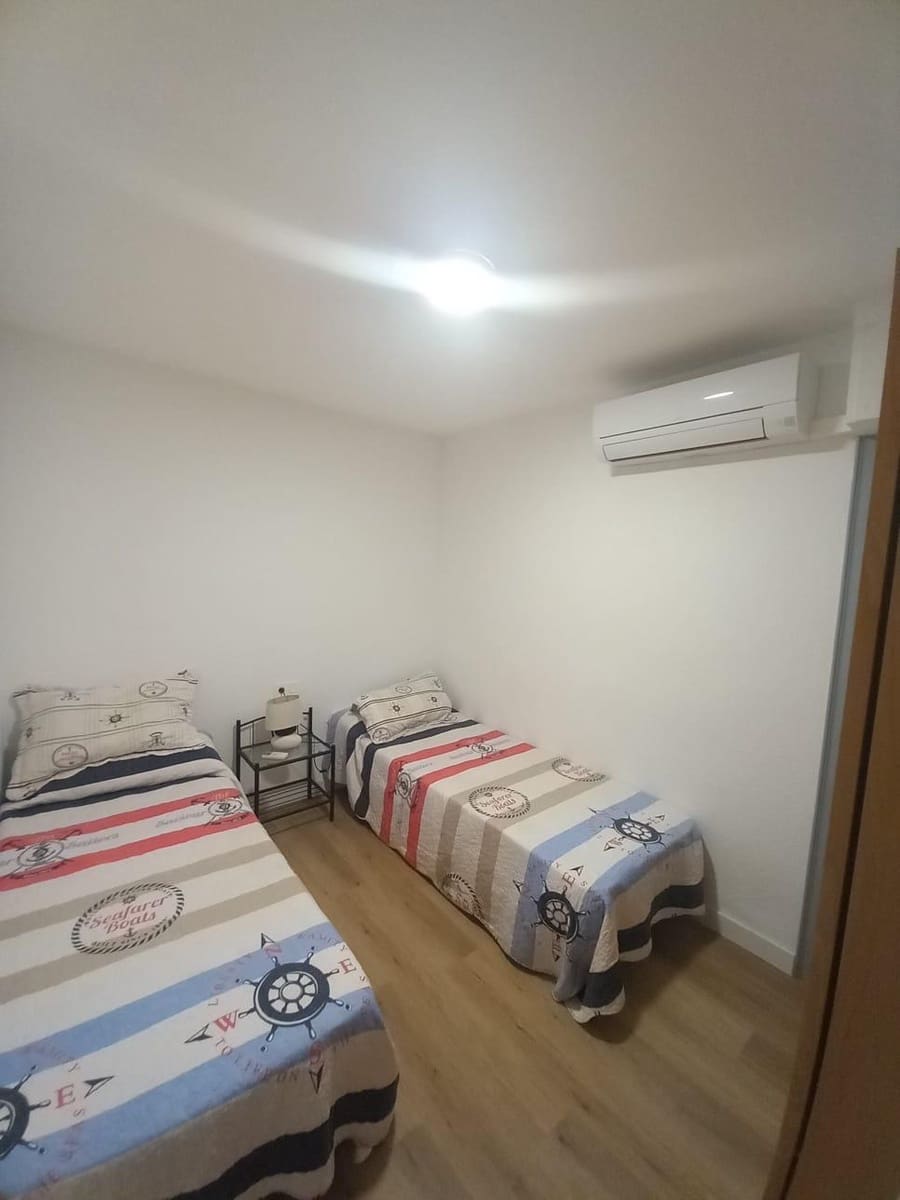 4 slaapkamer Appartement te huur in Guardamar del Segura - € 1.100 (Ref: 9437867)