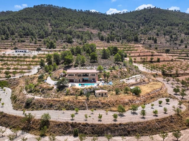 3 soveværelse Villa til salg i Pinoso med swimmingpool garage - € 649.500 (Ref: 10004679)