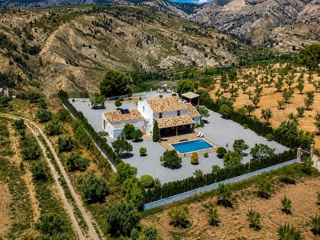 3 sypialnia Finka/Dom wiejski na sprzedaż w Castril z basenem garażem - 349 500 € (Ref: 10012425)