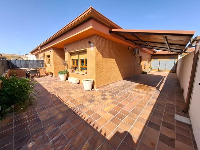 Chalet de 4 habitaciones en Pinoso en venta con garaje - 299.950 € (Ref: 10012430)