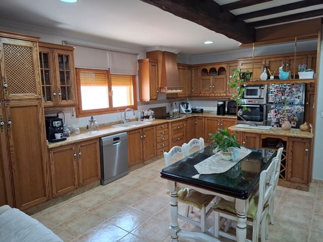 Chalet de 4 habitaciones en Pinoso en venta con garaje - 299.950 € (Ref: 10012430)