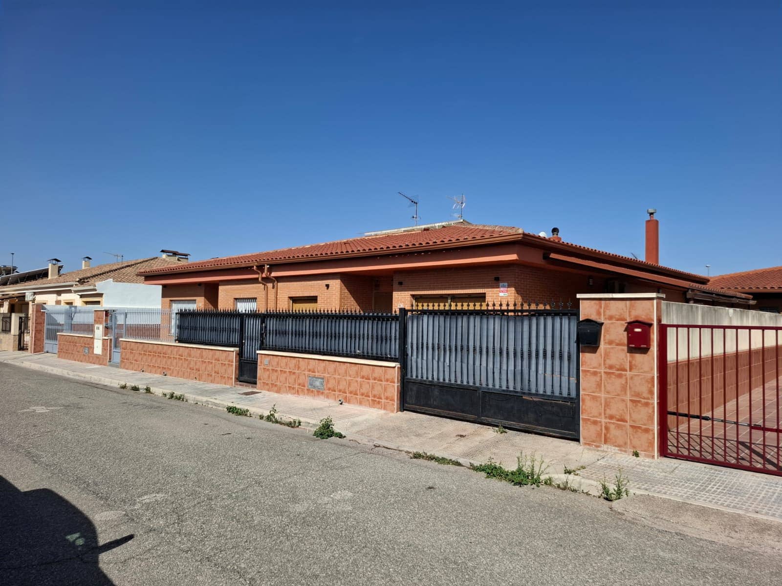 Chalet de 4 habitaciones en Pinoso en venta con garaje - 299.950 € (Ref: 10012430)