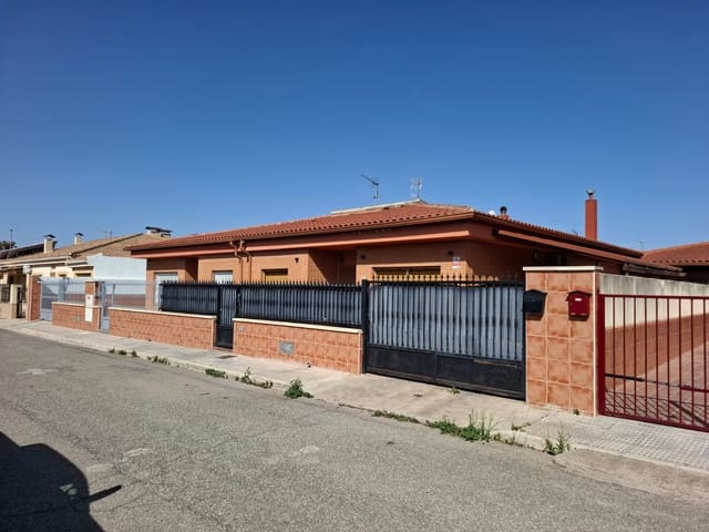 Chalet de 4 habitaciones en Pinoso en venta con garaje - 299.950 € (Ref: 10012430)