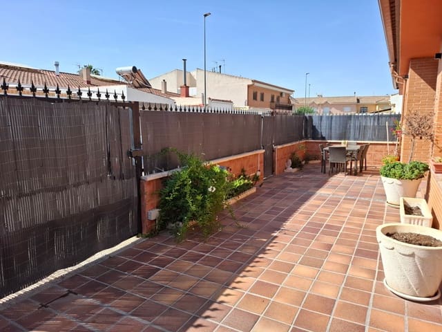 Chalet de 4 habitaciones en Pinoso en venta con garaje - 299.950 € (Ref: 10012430)