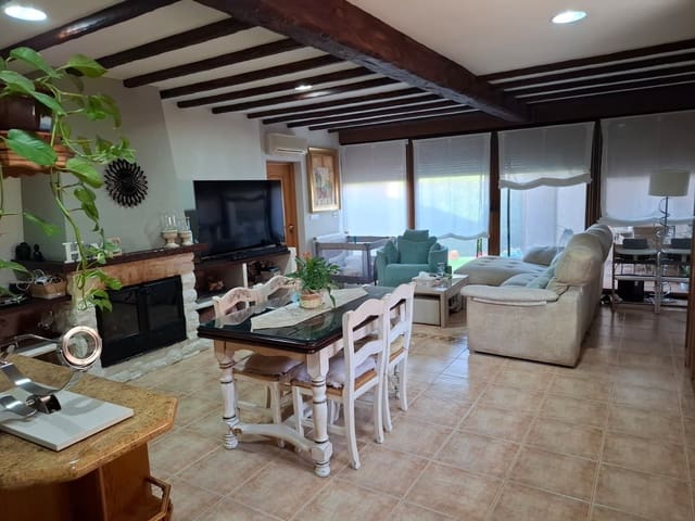 Chalet de 4 habitaciones en Pinoso en venta con garaje - 299.950 € (Ref: 10012430)