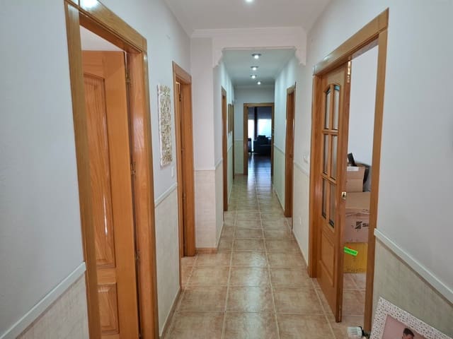 Chalet de 4 habitaciones en Pinoso en venta con garaje - 299.950 € (Ref: 10012430)