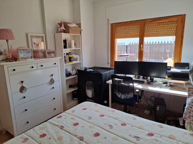Chalet de 4 habitaciones en Pinoso en venta con garaje - 299.950 € (Ref: 10012430)